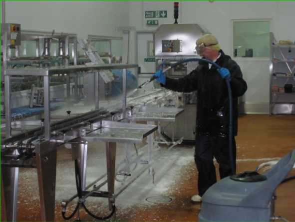 Operario de criomaq aplicando hielo seco en planta industrial