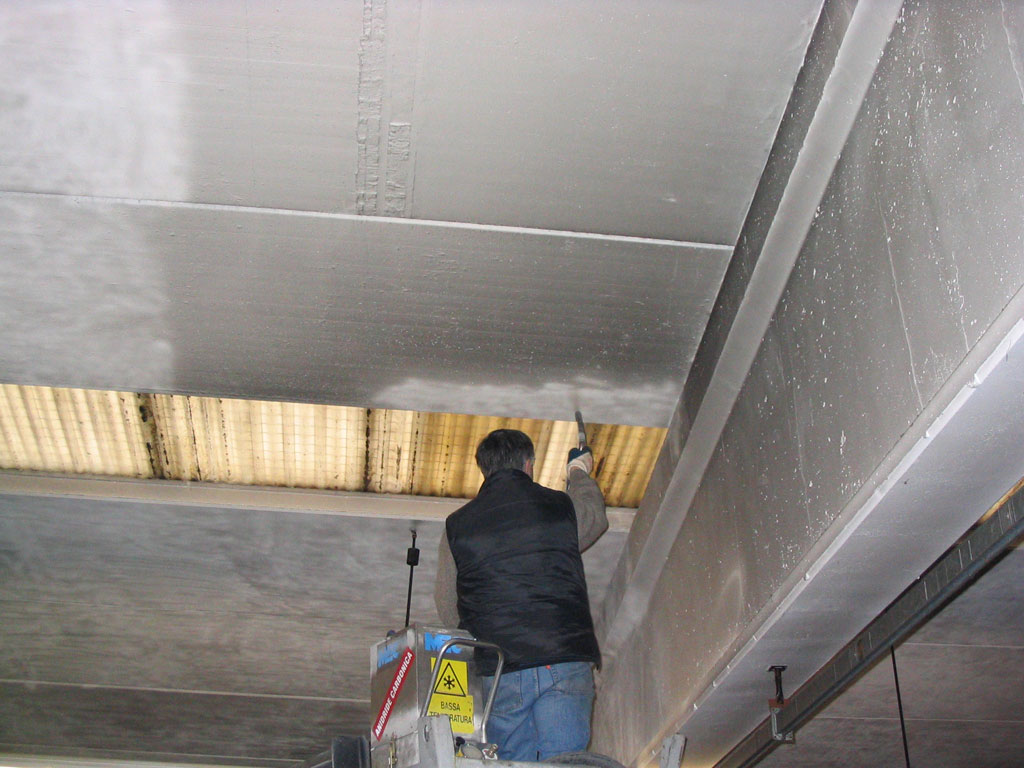 Limpieza con hielo seco de seccion translucida de techo afectado por un incendio