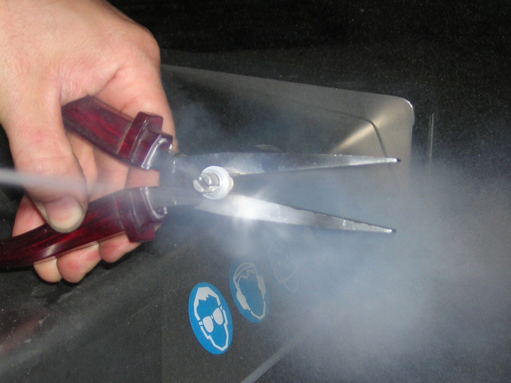 Aplicacion de limpieza con hielo seco a herramientas de mano