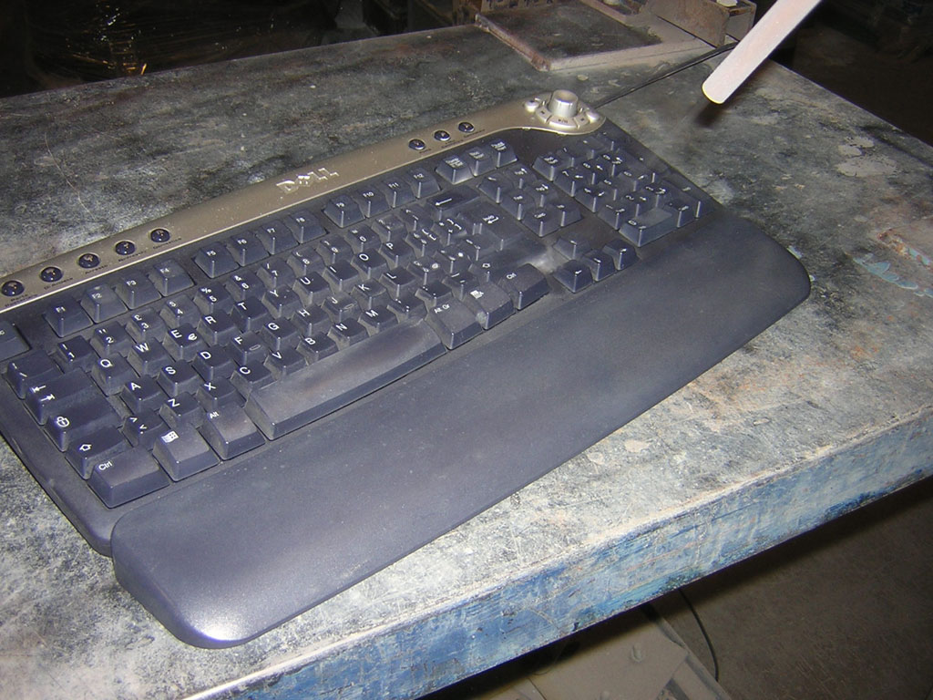 Aplicacion de limpieza con hielo seco a teclado de computadora